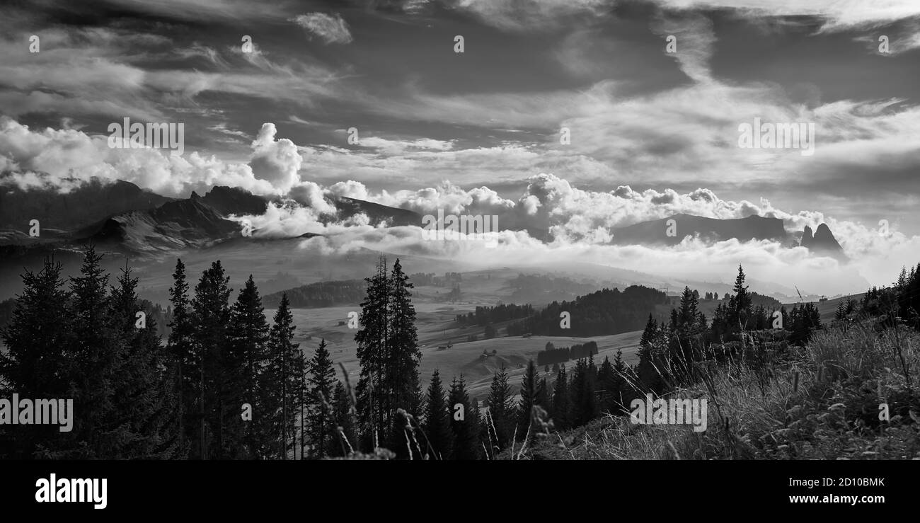 Nuvole sull'Alpe di Siusi, Alto Adige, Italia Foto Stock