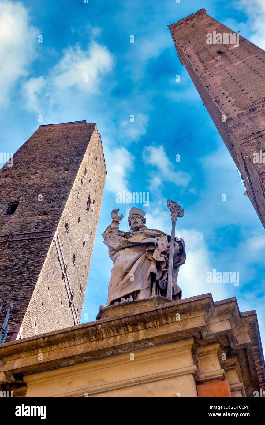 Statua di San Petronio e le due torri (Garisenda e Asinelli), Bologna, Italia Foto Stock