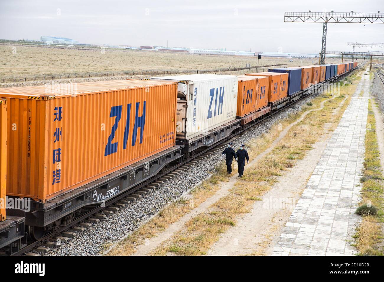 Neimenggu, Neimenggu, Cina. 5 Ott 2020. NeimengguÃ¯Â¼Å'CINA-durante la festa nazionale di metà autunno, i poliziotti della stazione d'ispezione di uscita e di entrata EREN, che è situata nel più grande porto di terra in Cina e Mongolia, hanno lavorato sulla prima linea dell'epidemia al porto di entrata e di uscita, fornire servizi di sdoganamento di alta qualità ed efficienti per i veicoli che entrano e escono dal paese e garantire la sicurezza e la stabilità del porto durante la festa. Credit: SIPA Asia/ZUMA Wire/Alamy Live News Foto Stock