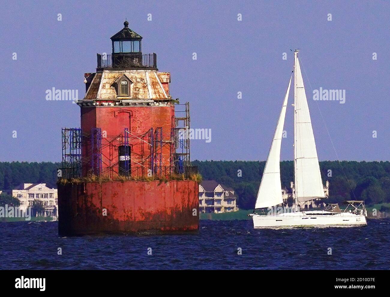 La barca a vela passa accanto al faro Sandy Point Shoals La Baia di Chesapeake Foto Stock