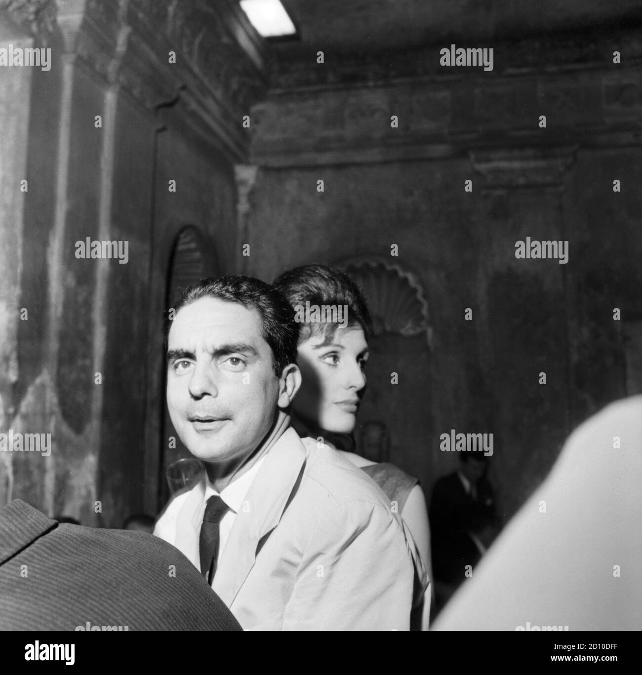 Lo scrittore Italo Calvino (a sinistra), secondo classificato con il romanzo "il cavaliere inesistente" al Premio ​​Strega, Roma, 7 luglio 1960. --- lo scrittore Italo Calvino (sin.), secondo classificato con il romanzo 'il cavaliere inesistente' al Premio Strega, Roma, 7 luglio 1960. Foto Stock