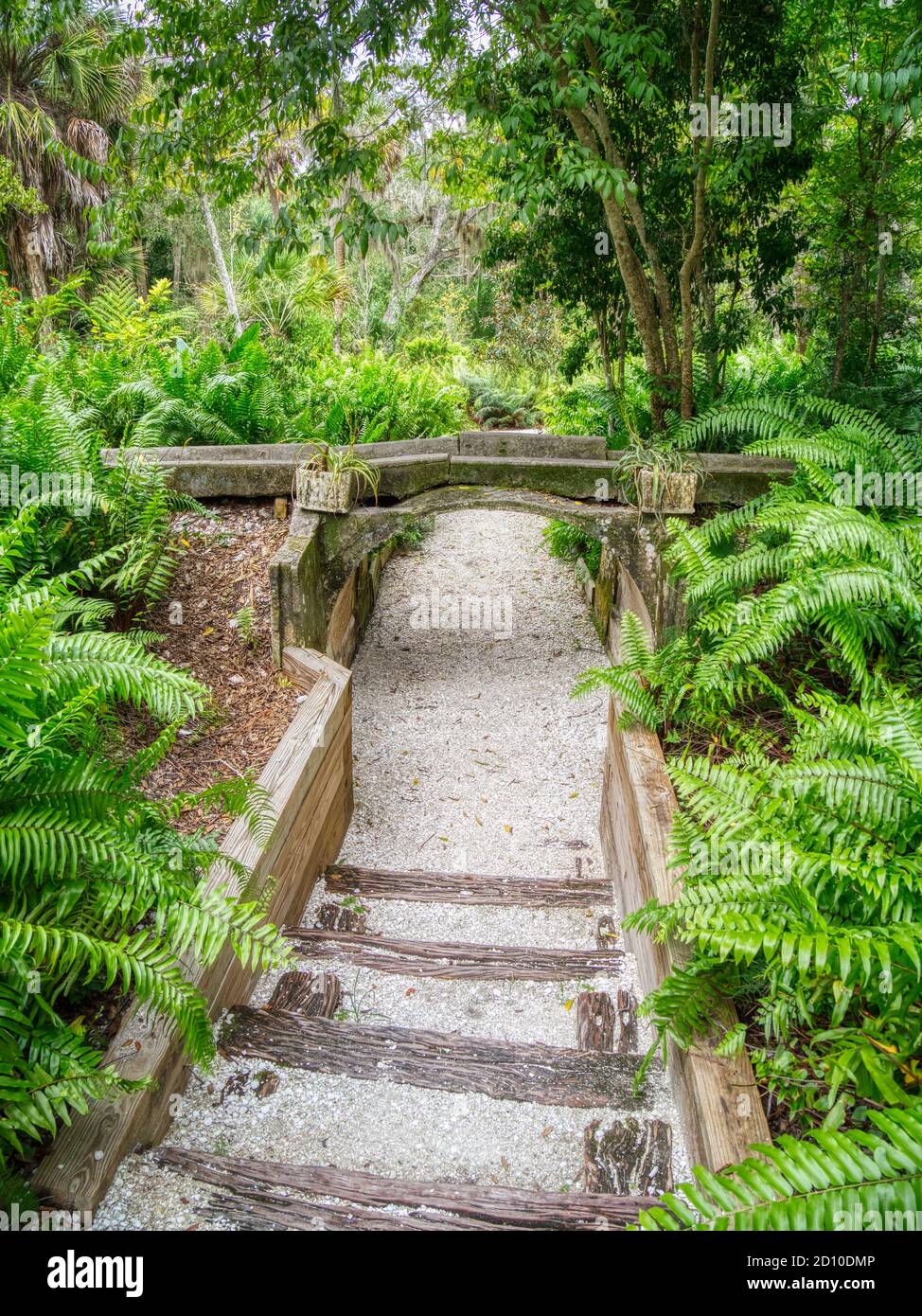 Ingresso alla passeggiata Fern sotto l'acquedotto presso la storica Spanish Point In Osprey Florida negli Stati Uniti Foto Stock