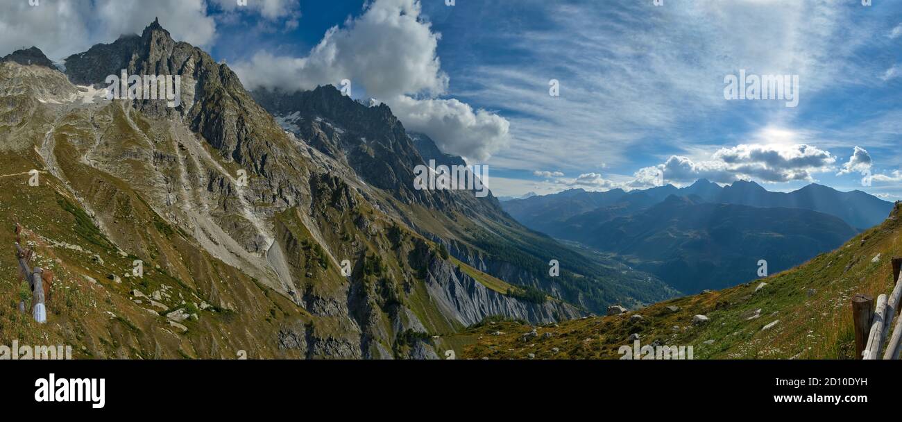 Vista panoramica estiva della Valle di Courmayeur Monte Bianco e del massiccio del Monte Bianco delle Alpi Italiane, Aosta Foto Stock