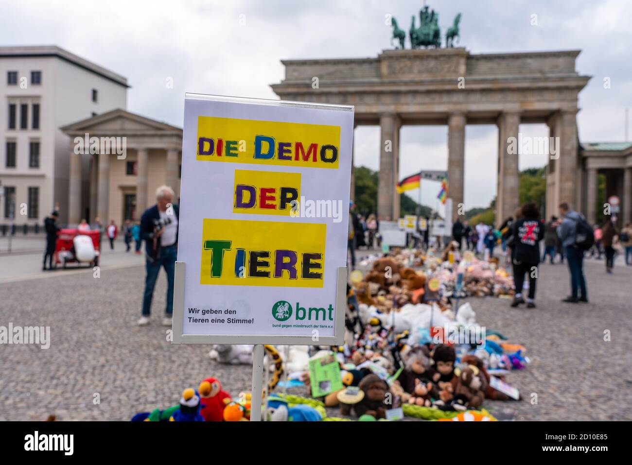 2 ottobre 2020, Berlino, al 'Animal Demo', l'organizzatore BMT Bund Versus Abusive der Tiere EV ha bevuto circa 1000 animali in groppa con vari messaggi sullo sfruttamento, il tormento e la sofferenza degli animali di fronte all'obiettivo di Brandeburgo. Gli organizzatori e i manifestanti chiedono maggiori diritti e empatia per gli animali e per la rinuncia al consumo di carne. | utilizzo in tutto il mondo Foto Stock