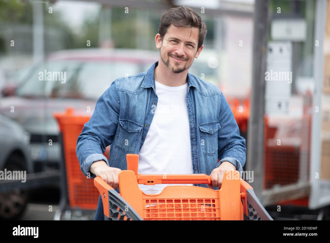 uomo con carrello al supermercato Foto Stock