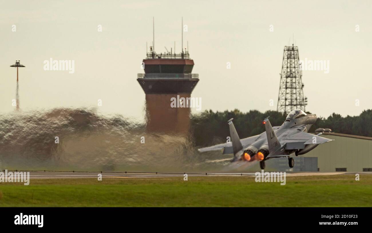 F-15E Sciopero Eagle, dopo i bruciatori accesi, rotolando giù la pista a piena potenza per il decollo Foto Stock