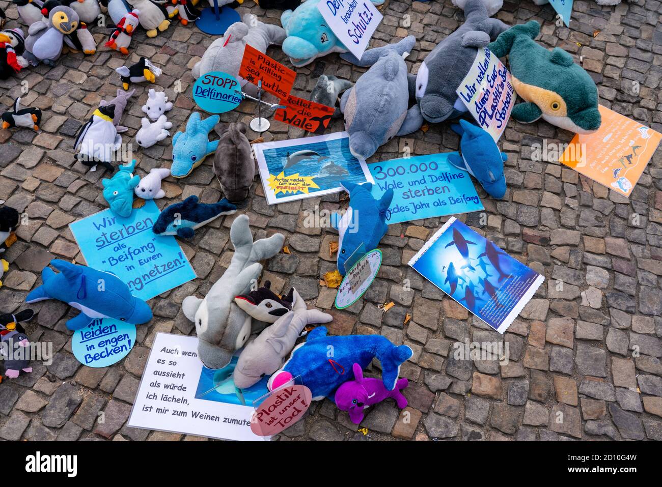 2 ottobre 2020, Berlino, al 'Animal Demo', l'organizzatore BMT Bund Versus Abusive der Tiere EV ha bevuto circa 1000 animali in groppa con vari messaggi sullo sfruttamento, il tormento e la sofferenza degli animali di fronte all'obiettivo di Brandeburgo. Gli organizzatori e i manifestanti chiedono maggiori diritti e empatia per gli animali e per la rinuncia al consumo di carne. | utilizzo in tutto il mondo Foto Stock