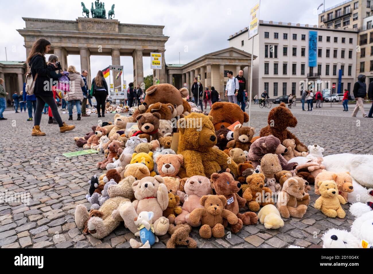 2 ottobre 2020, Berlino, al 'Animal Demo', l'organizzatore BMT Bund Versus Abusive der Tiere EV ha bevuto circa 1000 animali in groppa con vari messaggi sullo sfruttamento, il tormento e la sofferenza degli animali di fronte all'obiettivo di Brandeburgo. Gli organizzatori e i manifestanti chiedono maggiori diritti e empatia per gli animali e per la rinuncia al consumo di carne. | utilizzo in tutto il mondo Foto Stock