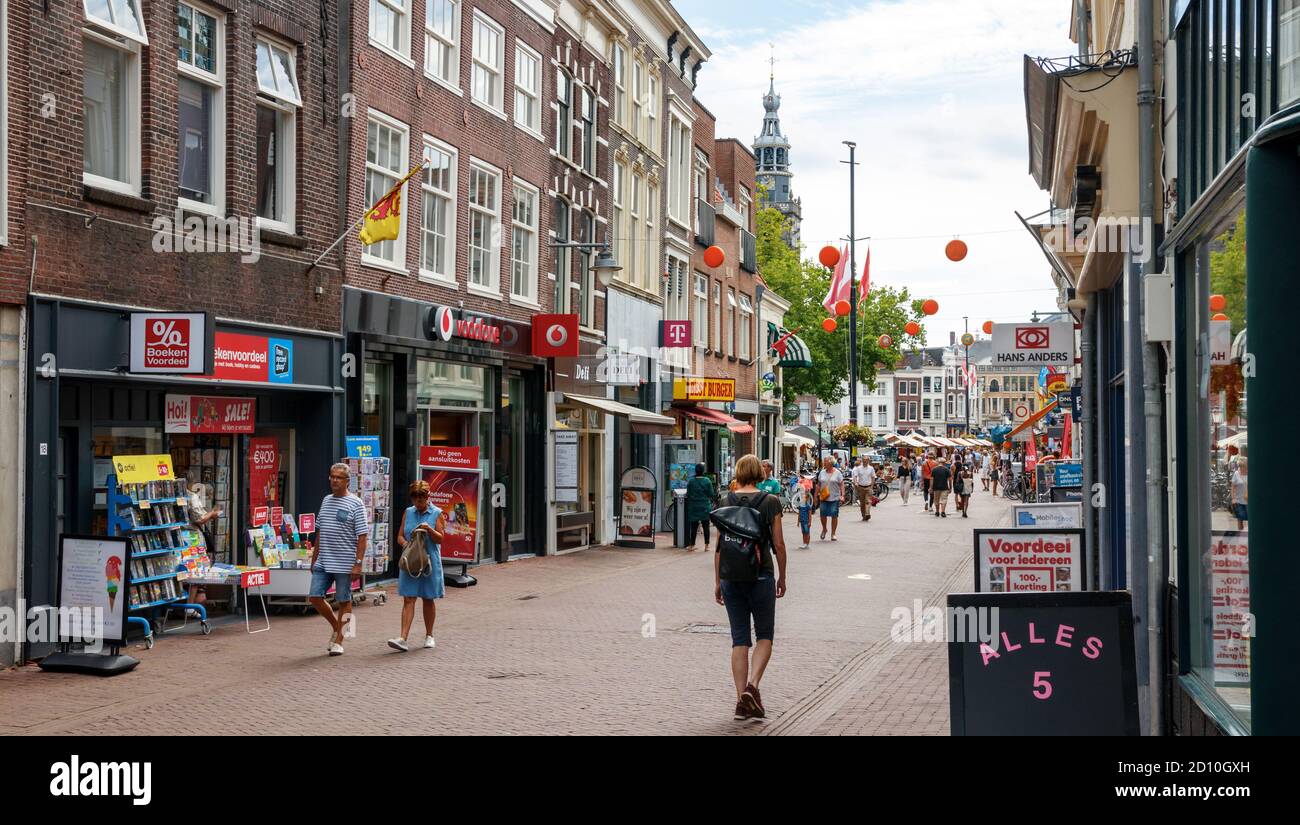 Vista sul centro storico di Gouda. Shopping e turisti in visita al Hoogstraat e Markt (mercato) in un pomeriggio soleggiato. Paesi Bassi. Foto Stock