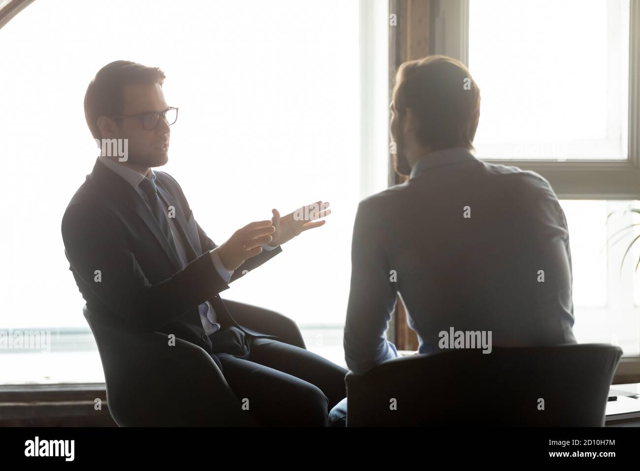 Colleghi maschili che discutono le nuove idee di progetto all'interno. Foto Stock