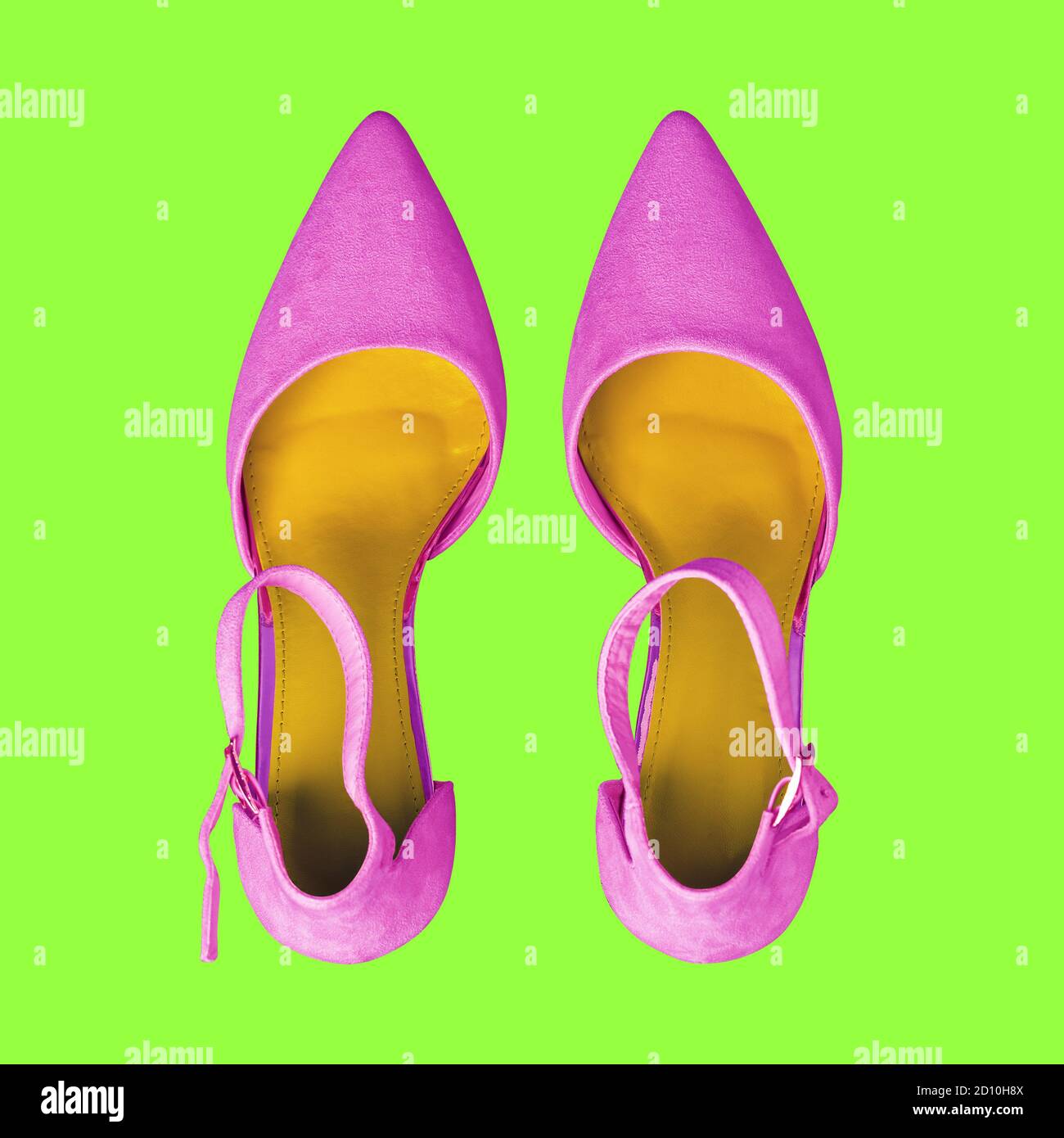 Scarpe viola su sfondo verde chiaro. Scarpe da donna alla moda Foto stock -  Alamy