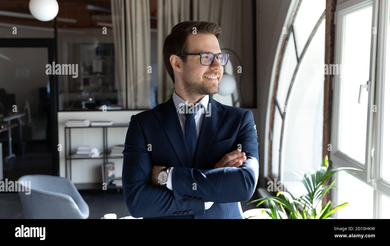 Felice sorridente giovane uomo d'affari che guarda a distanza. Foto Stock