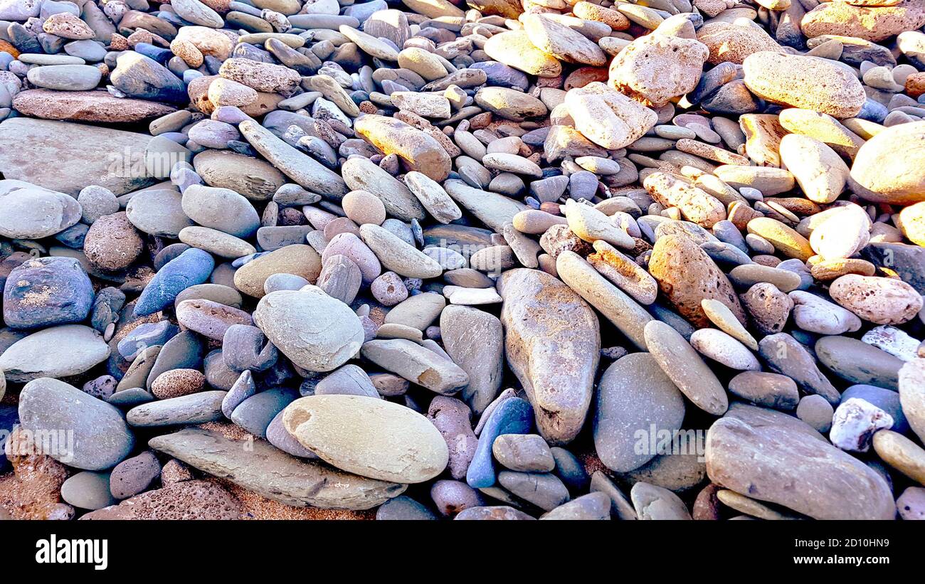 pietra ciottoli naturale, fondo grigio ghiaia spiaggia texture. Foto Stock