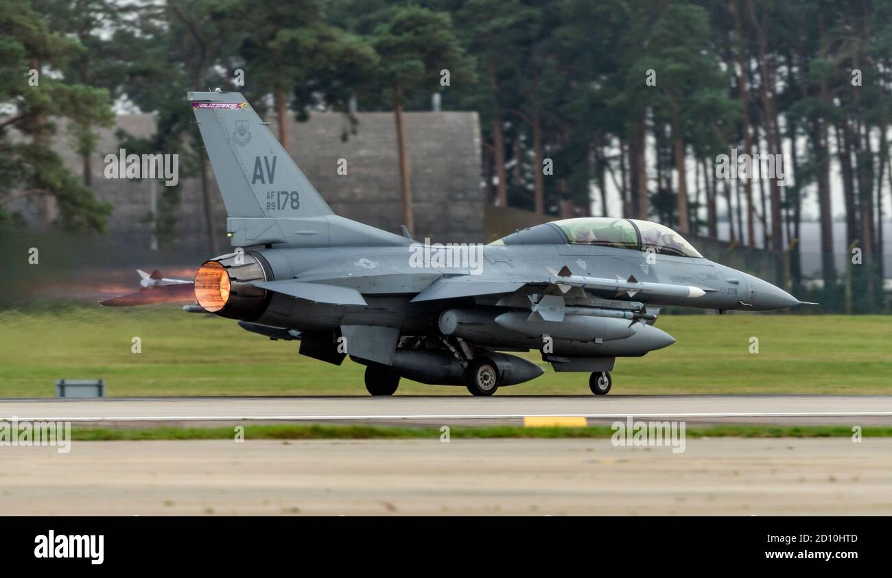 510 Fighter Squadron F-16 Fighting Falcons con piena potenza dopo bruciatore per decollo Foto Stock
