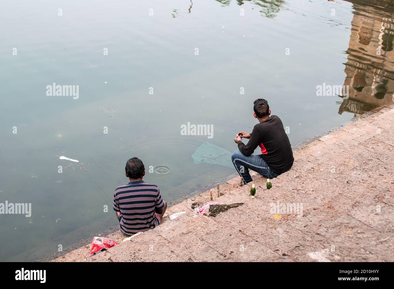 Bhubaneswar, India - 4 febbraio 2020: Due uomini non identificati che pescano con rete e corda nel lago di Bindu Sagara il 4 febbraio 2020 a Bhubaneswar, India Foto Stock