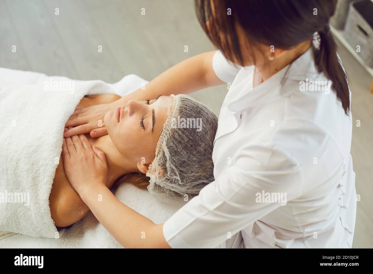 Massaggiatrice che fa massaggio rilassante manuale professionale per il  viso e le donne cintura di spalla superiore Foto stock - Alamy
