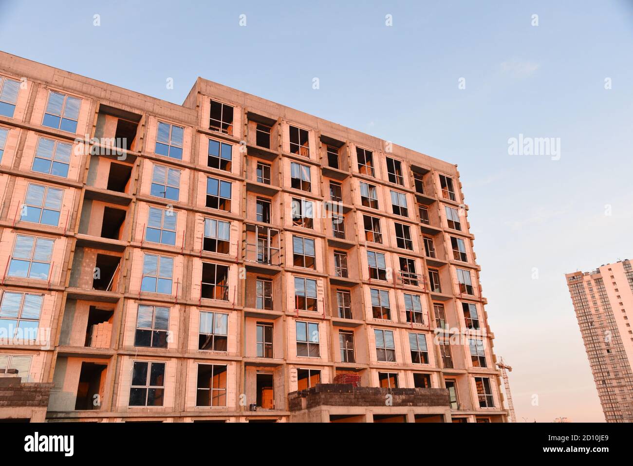 Struttura in acciaio per appartamenti residenziali, appartamenti, edifici commerciali ed edifici pubblici. Installazione di telai e finestre in casa a Foto Stock
