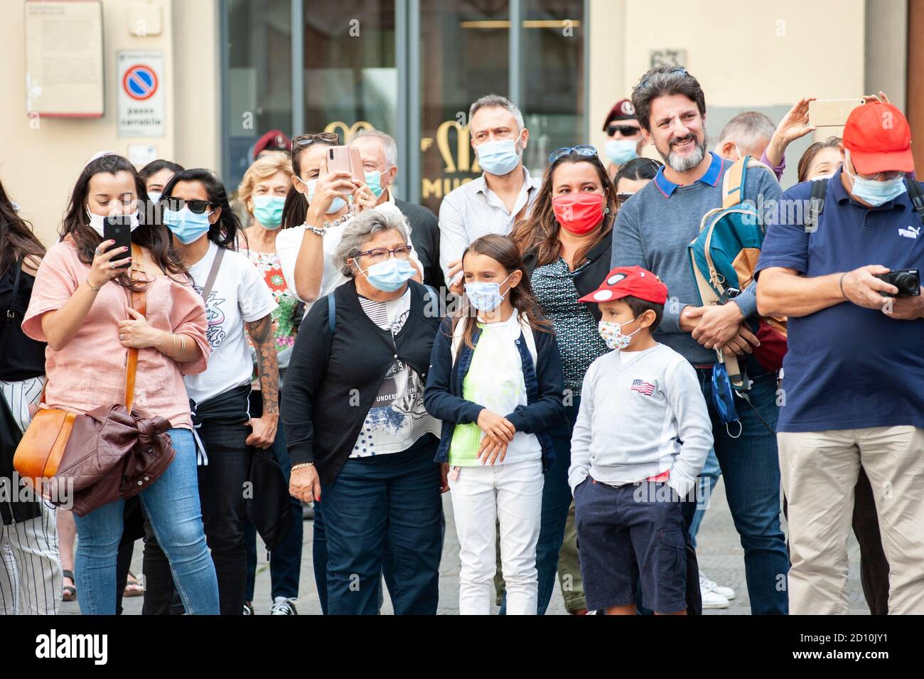 Firenze, Italia - 2020 settembre 26: Turisti (persone non identificate) che indossano maschere facciali e scatta foto con telefono in strada, durante Coronavirus. Foto Stock