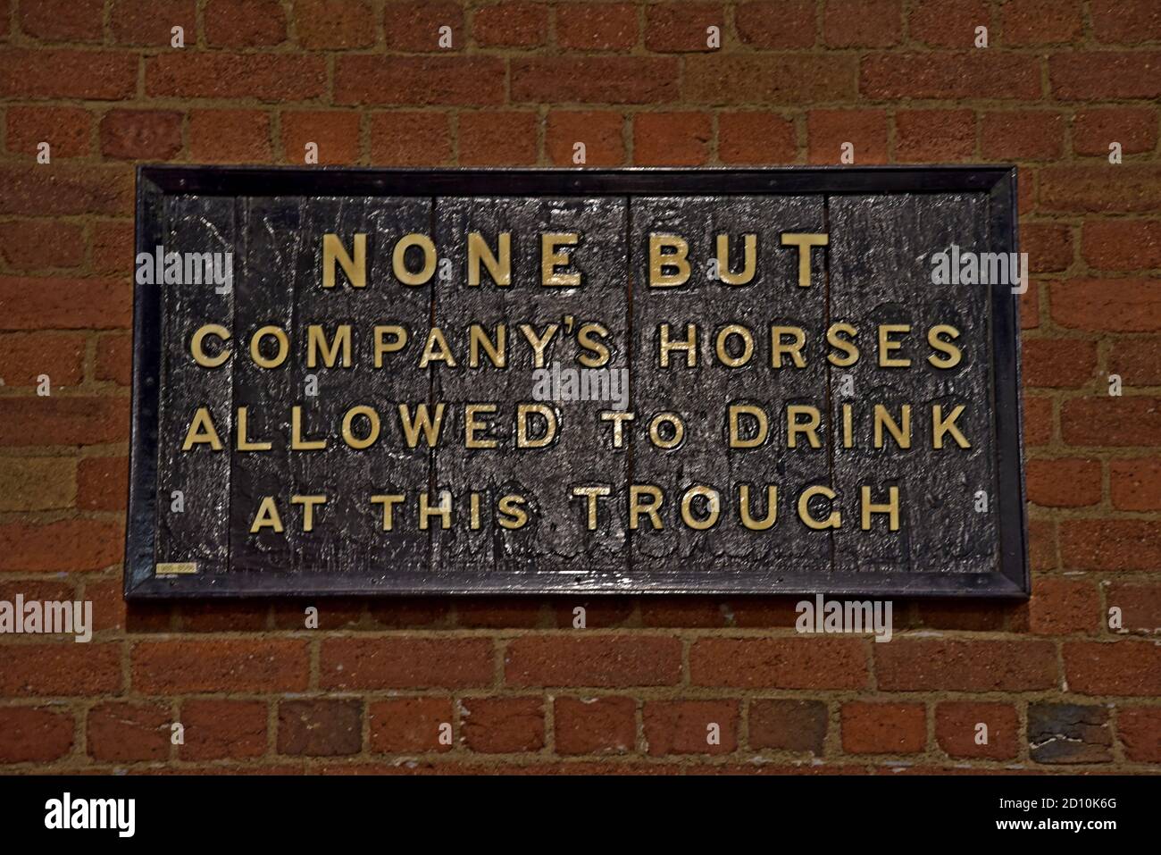 Un segno vintage in ghisa riguardante le mangiatoie per cavalli al National Railway Museum, York, Regno Unito Foto Stock