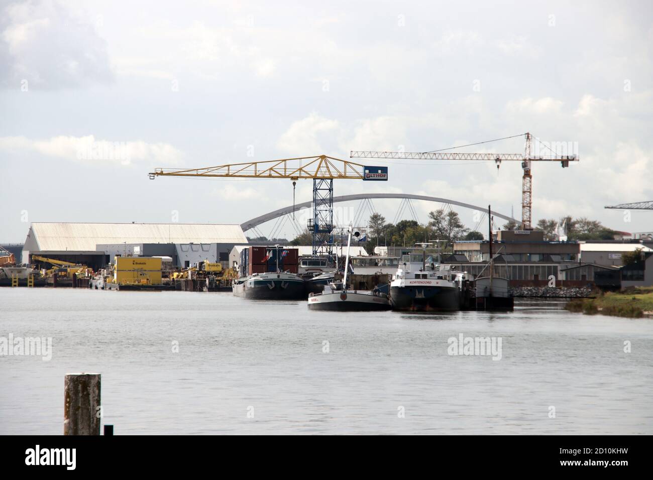 Il fiume Hollandsche IJssel si dirige verso il porto di Rotterdam A Krimpen aan den IJssel Foto Stock
