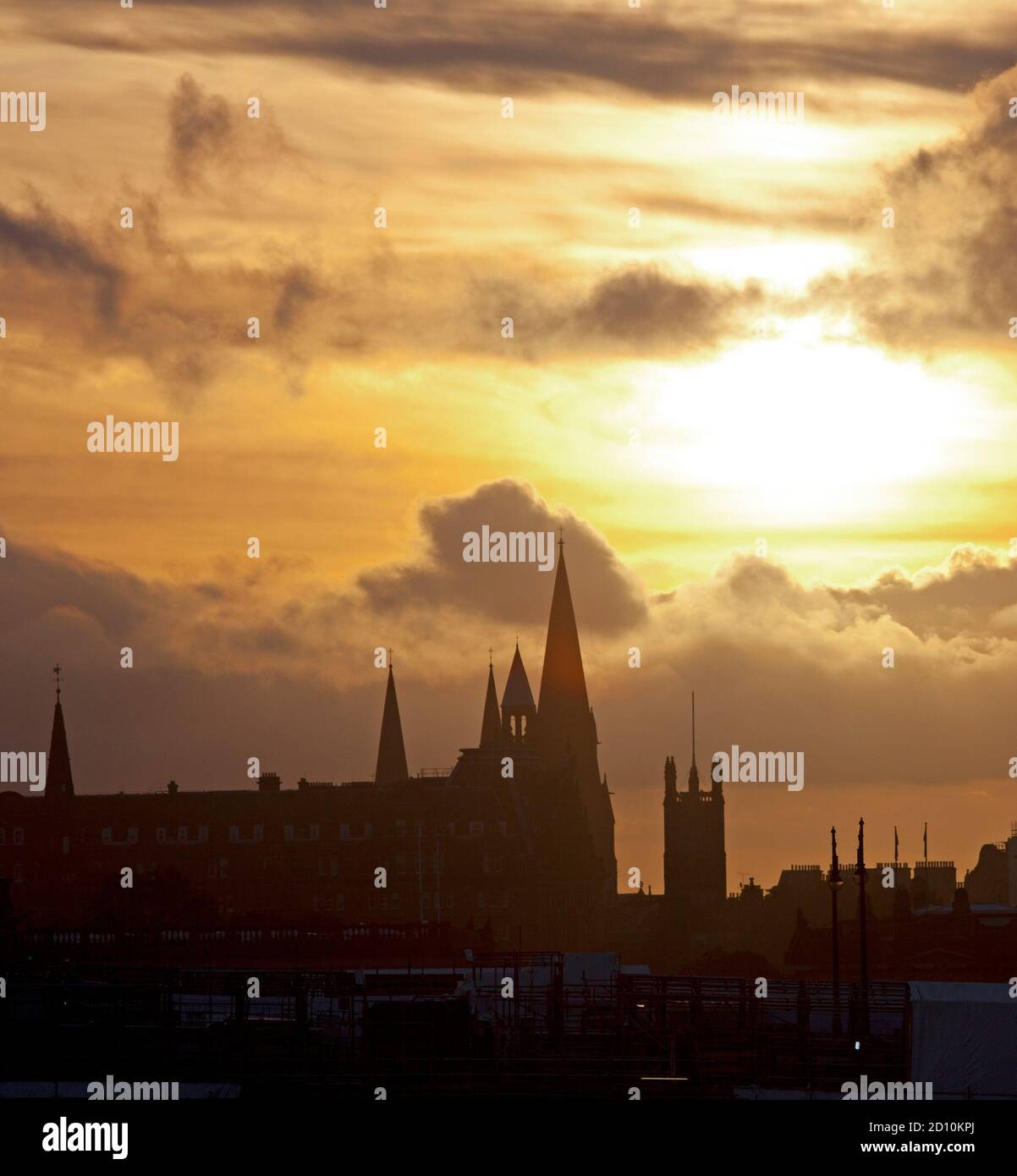 Edimburgo, Scozia, Regno Unito. 4 ottobre 2020. Tramonto sull'estremità ovest del centro città, che mette in risalto le guglie delle chiese di San Giovanni e di San Cuthbert, tempo secco con temperatura di 13 gradi. Foto Stock