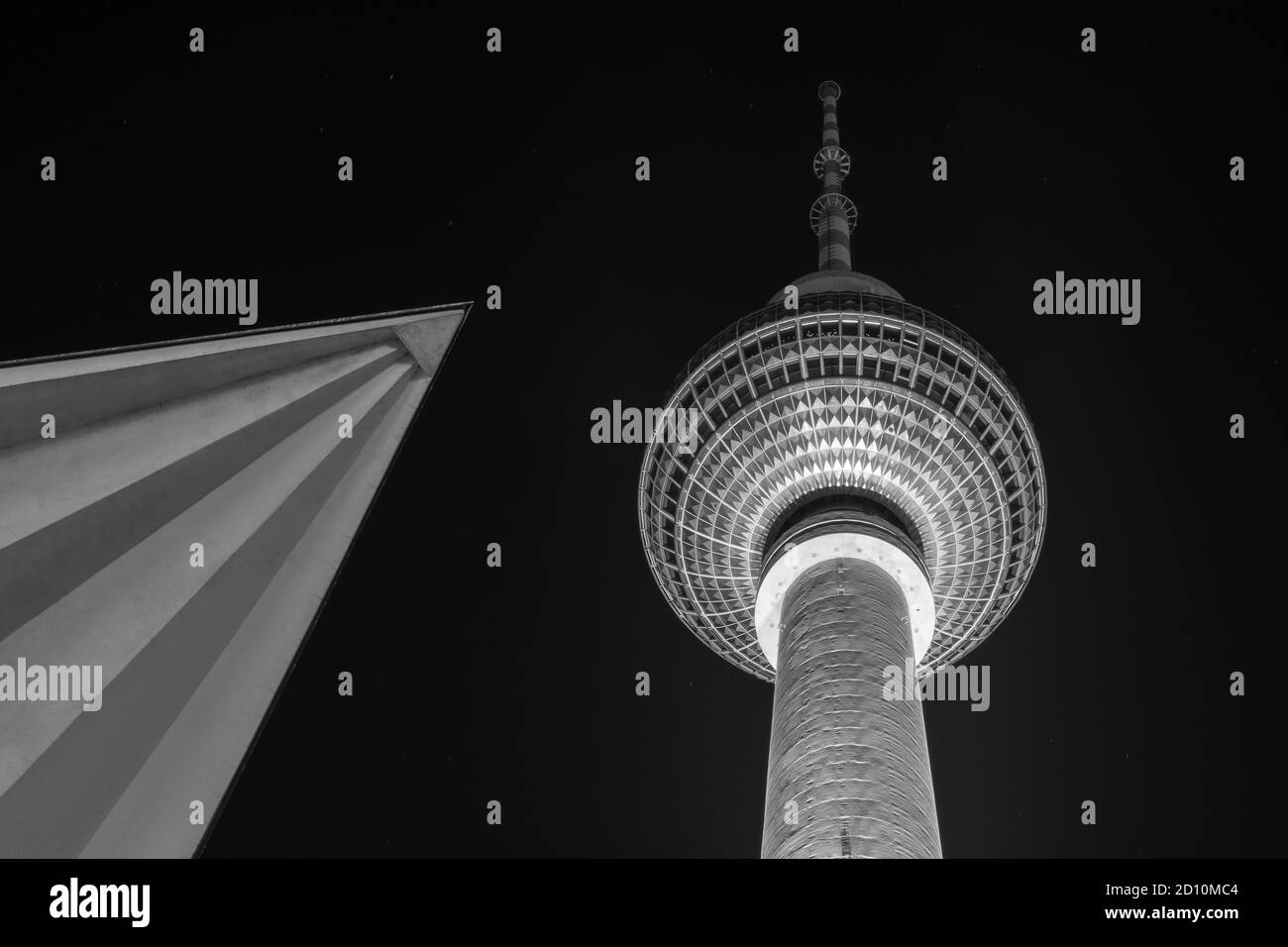 Berlino / Germania - 13 febbraio 2017: Berliner Fernsehturm, torre della televisione di Berlino, simbolo di Berlino Foto Stock