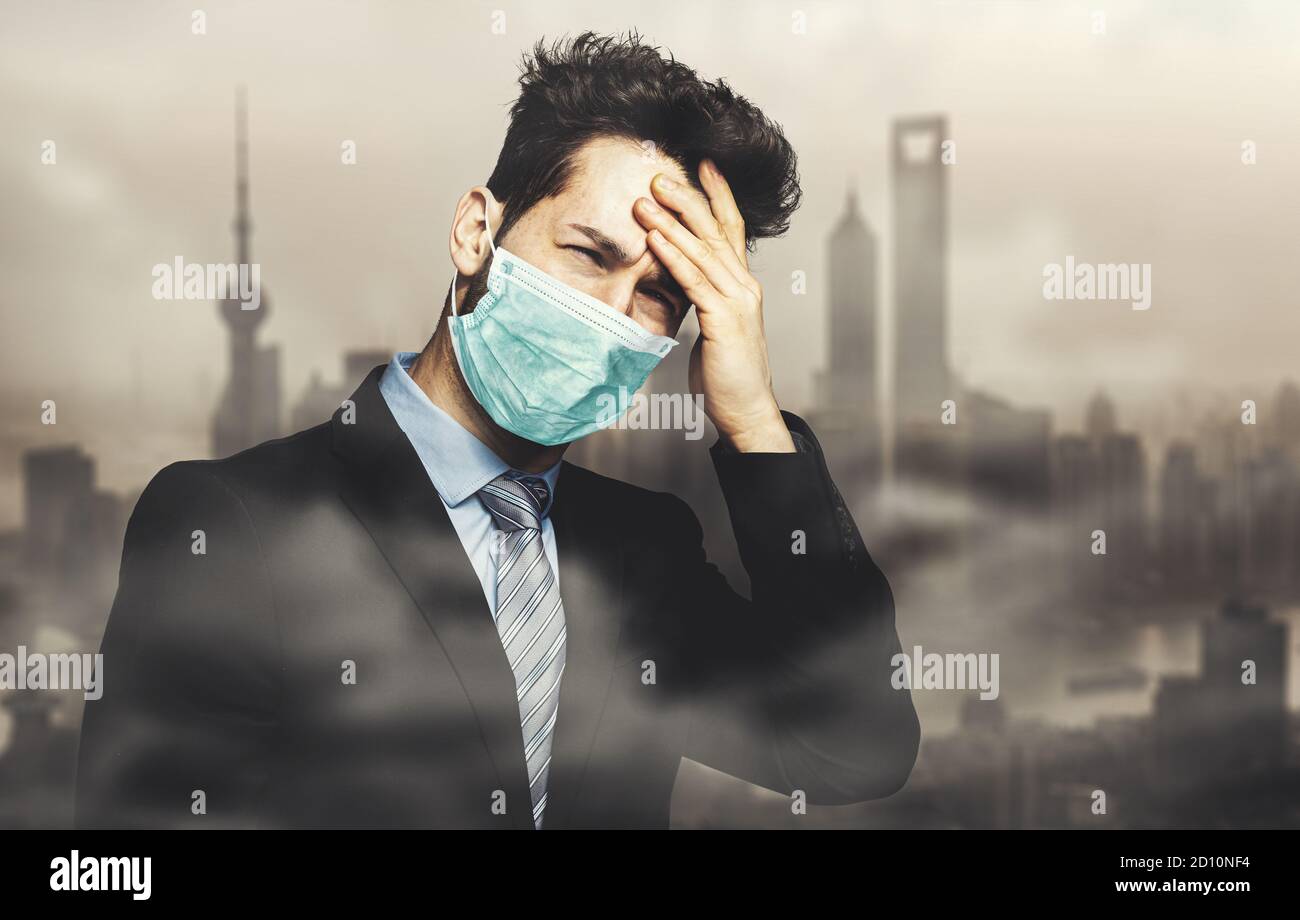 Uomo soffocante a causa dello smog in una città inquinata e indossare un concetto di maschera, inquinamento e coronavirus Foto Stock