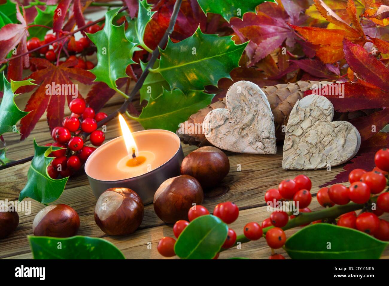 Decorazione autunnale naturale e candela bruciante Foto Stock