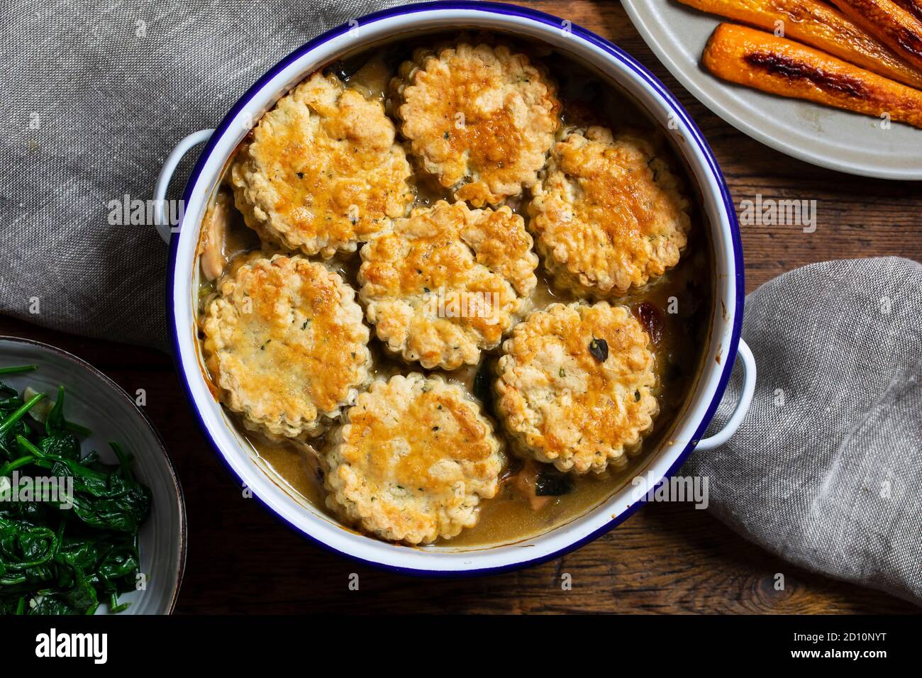 Ciottolo di pollo con focaccine di timo Foto Stock