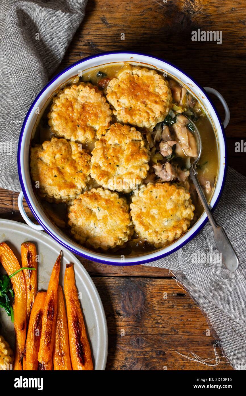 Ciottolo di pollo con focaccine di timo Foto Stock