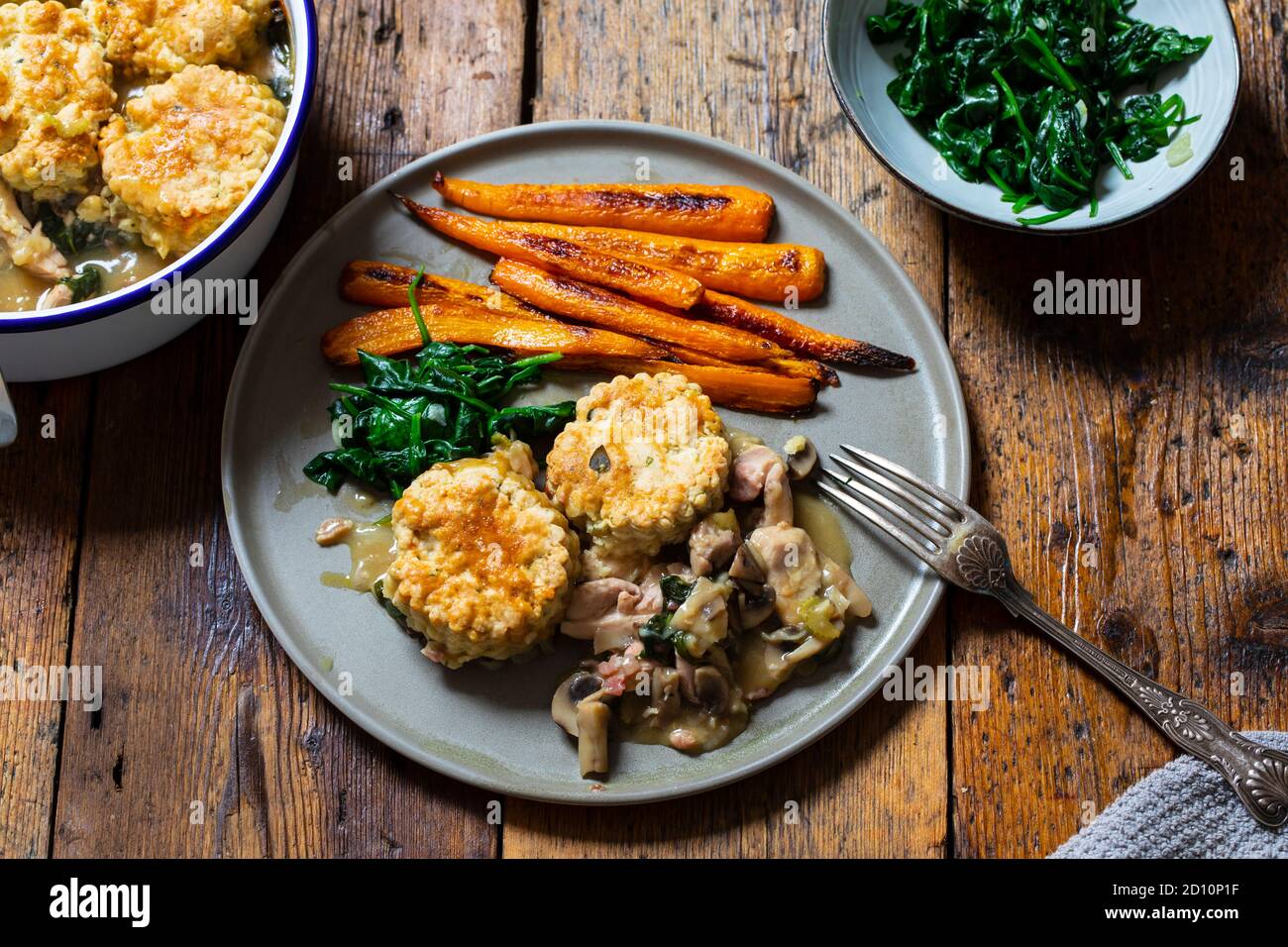 Ciottolo di pollo con focaccine di timo Foto Stock
