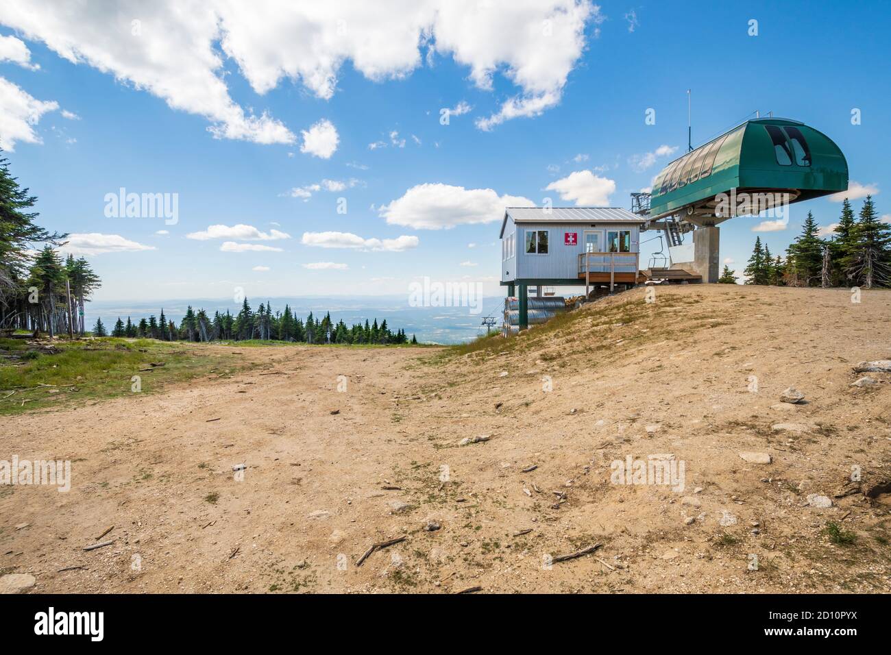 Una stazione di pattuglia vuota e uno skilift alla cima del Mt Spokane state Park, il punto più alto della contea di Spokane, Washington, USA Foto Stock