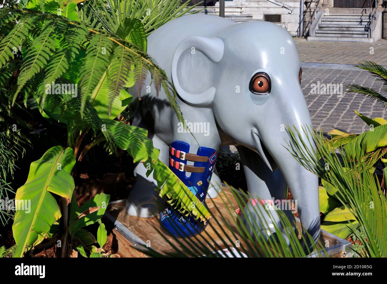 Splendidamente dipinta a mano la statua dell'elefante asiatico, parte della sfilata degli elefanti a Mons (Hainaut), Belgio Foto Stock