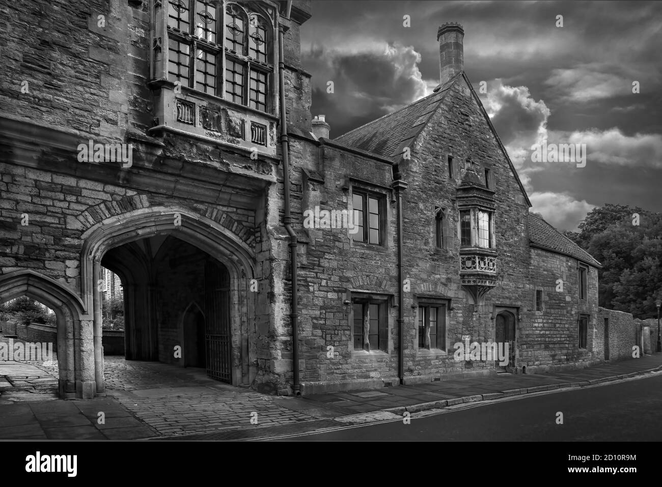 Wells Cattedrale cortile con tempesta in bianco e nero Foto Stock