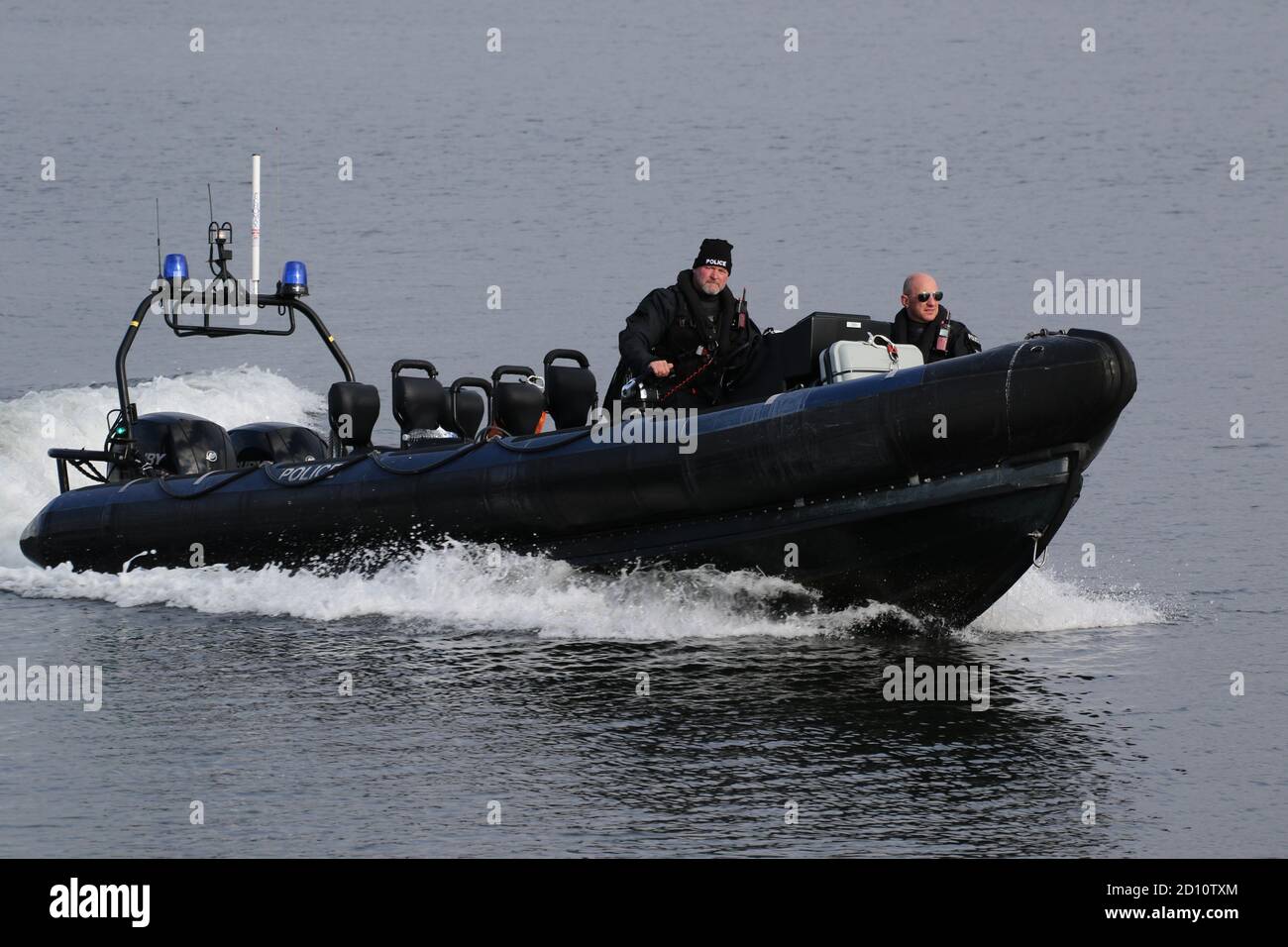 Un Ministero della Difesa RIB scorta la Royal Canadian Navy Frigate HMCS Toronto (FFH 333), come la fregata passa Greenock al suo arrivo per esercizio Joint Warrior 20-2. Foto Stock