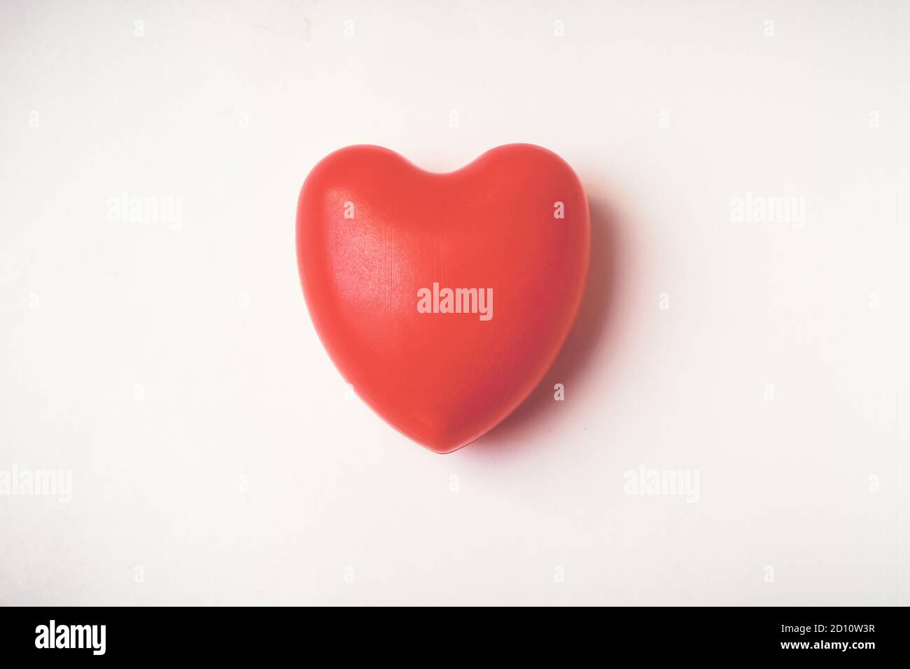 Schiuma a sfera singola rossa a forma di cuore. Buon giorno di san valentino. 14 febbraio Foto Stock