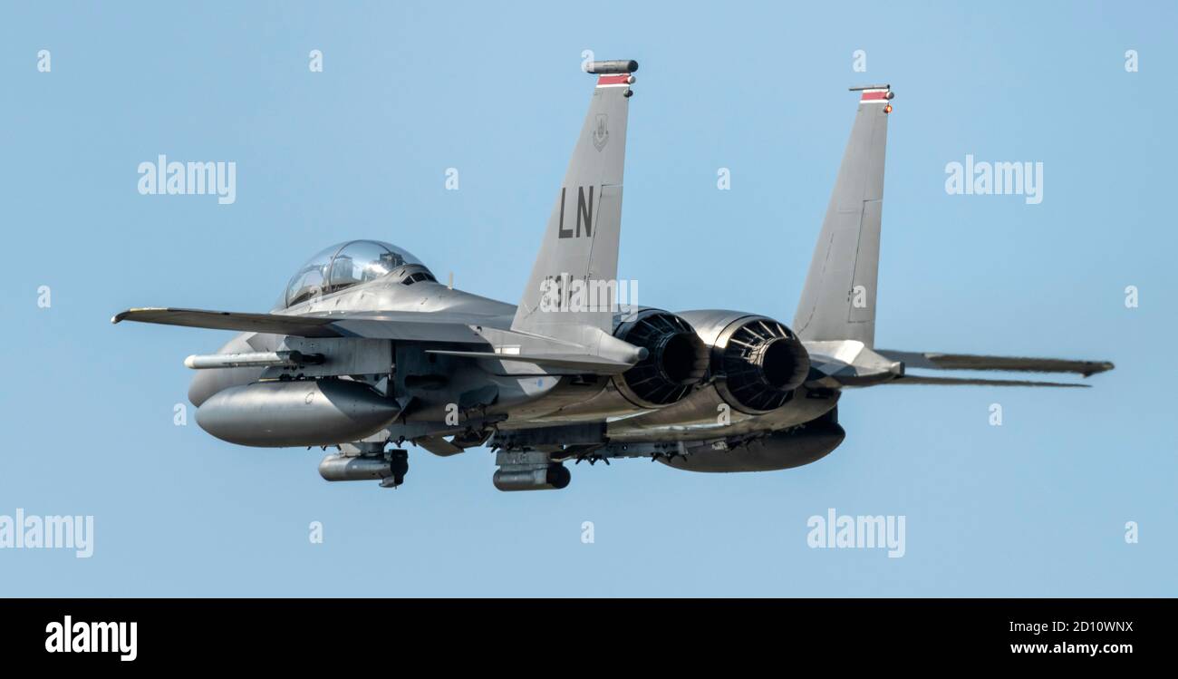 F-15E Eagle Jet esegue un approccio "go-around" o "mancati" al RAF Lakenheath Foto Stock