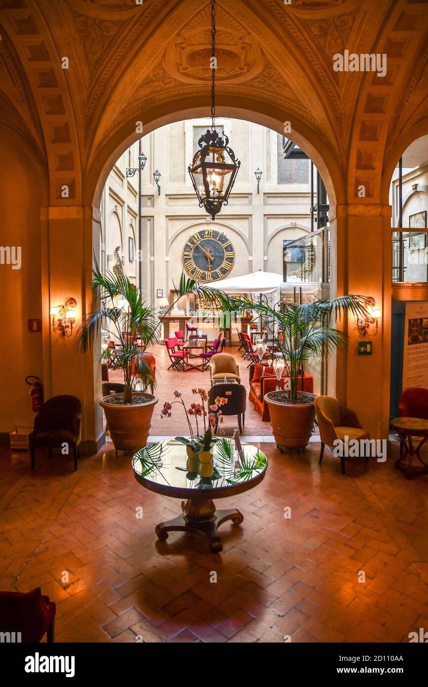 Vista ad alto angolo del lounge bar all'interno del Grand Hotel Continental, un hotel di lusso a 5 stelle nel centro storico di Siena, Toscana, Italia Foto Stock