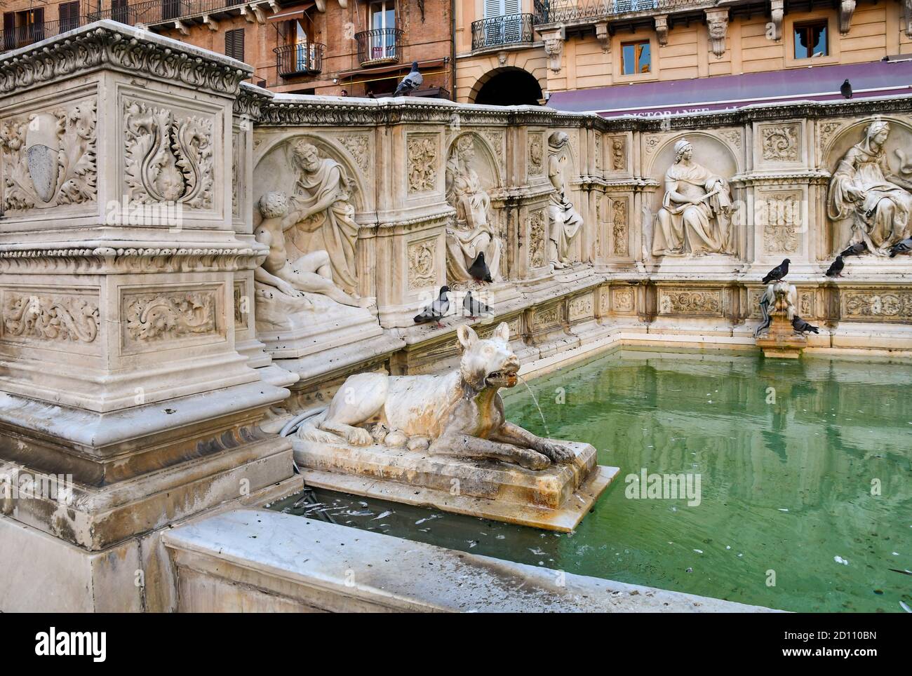 Particolare della Fonte Gaia, una fontana monumentale in Piazza del campo nel centro di Siena, patrimonio dell'umanità dell'UNESCO, Toscana, Italia Foto Stock