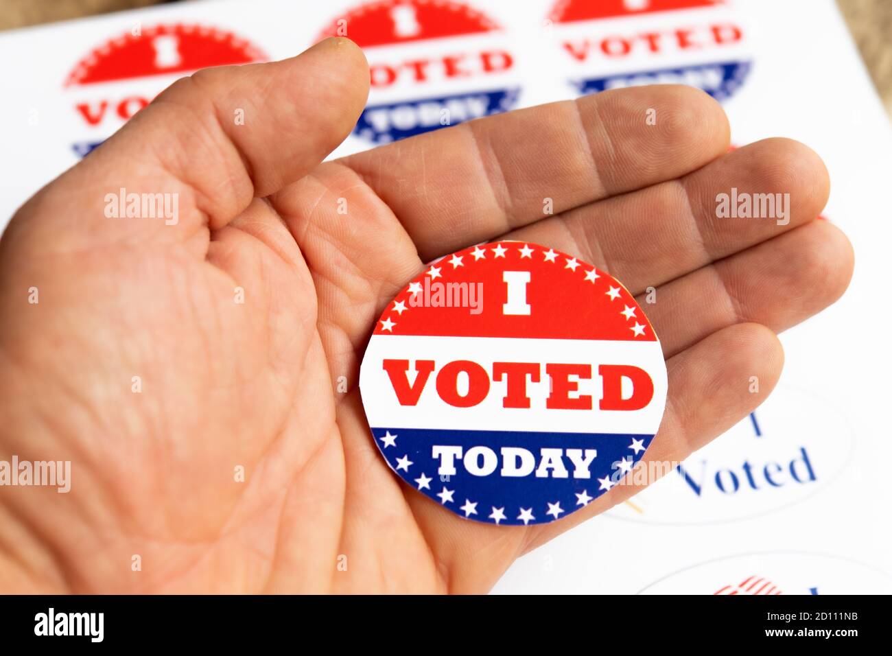 Ho votato oggi adesivo per le elezioni presidenziali negli Stati Uniti, la politica segno sulla mano umana Foto Stock