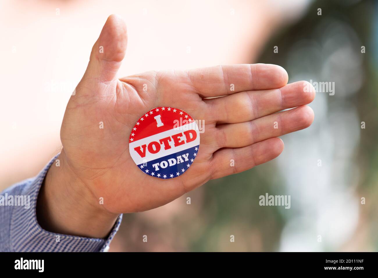 Ho votato oggi adesivo per le elezioni presidenziali negli Stati Uniti, la politica segno sulla mano umana Foto Stock