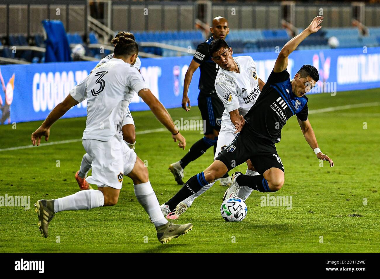 San Jose, California, Stati Uniti. 3 ottobre 2020. San Jose terremoti in avanti Cristian Espinoza (10) cade di fronte al centrocampista della galassia di Los Angeles Joe Corona (15) durante il gioco MLS tra LA Galaxy E i terremoti di San Jose allo stadio Avaya a San Jose, California. Chris Brown/CSM/Alamy Live News Foto Stock