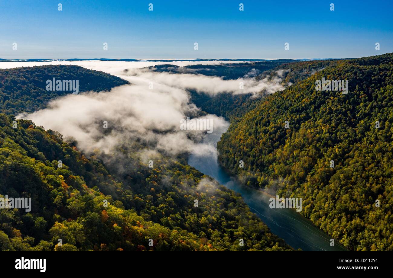 Immagine aerea del drone del fiume Cheat che scorre attraverso la stretta gola boscosa in autunno verso il lago di Cheat vicino Morgantown, WV Foto Stock