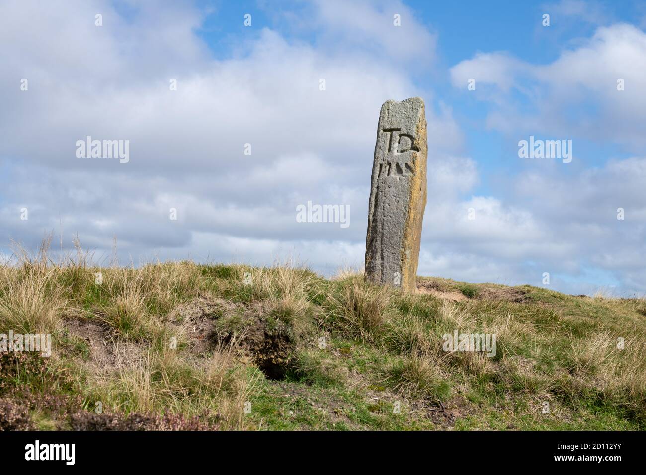 Boundary stone - edificio classificato di grado II - su Blakey Howe, Blakey Ridge, inscritto T D per Thomas Duncombe, Pickering, North Yorkshire, Foto Stock