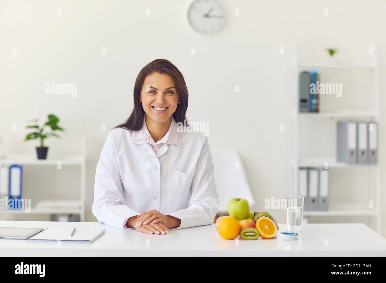 Dietologo sorridendo al cliente o registrando video sulla perdita di peso e abitudini alimentari sane Foto Stock
