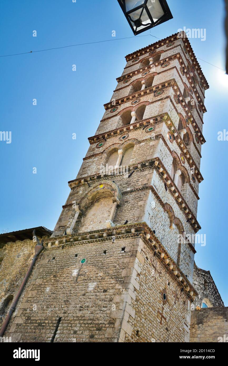 Campanile della cattedrale 'Santa Maria Assunta' del XII secolo nel centro storico di Sermoneta. Italia Foto Stock
