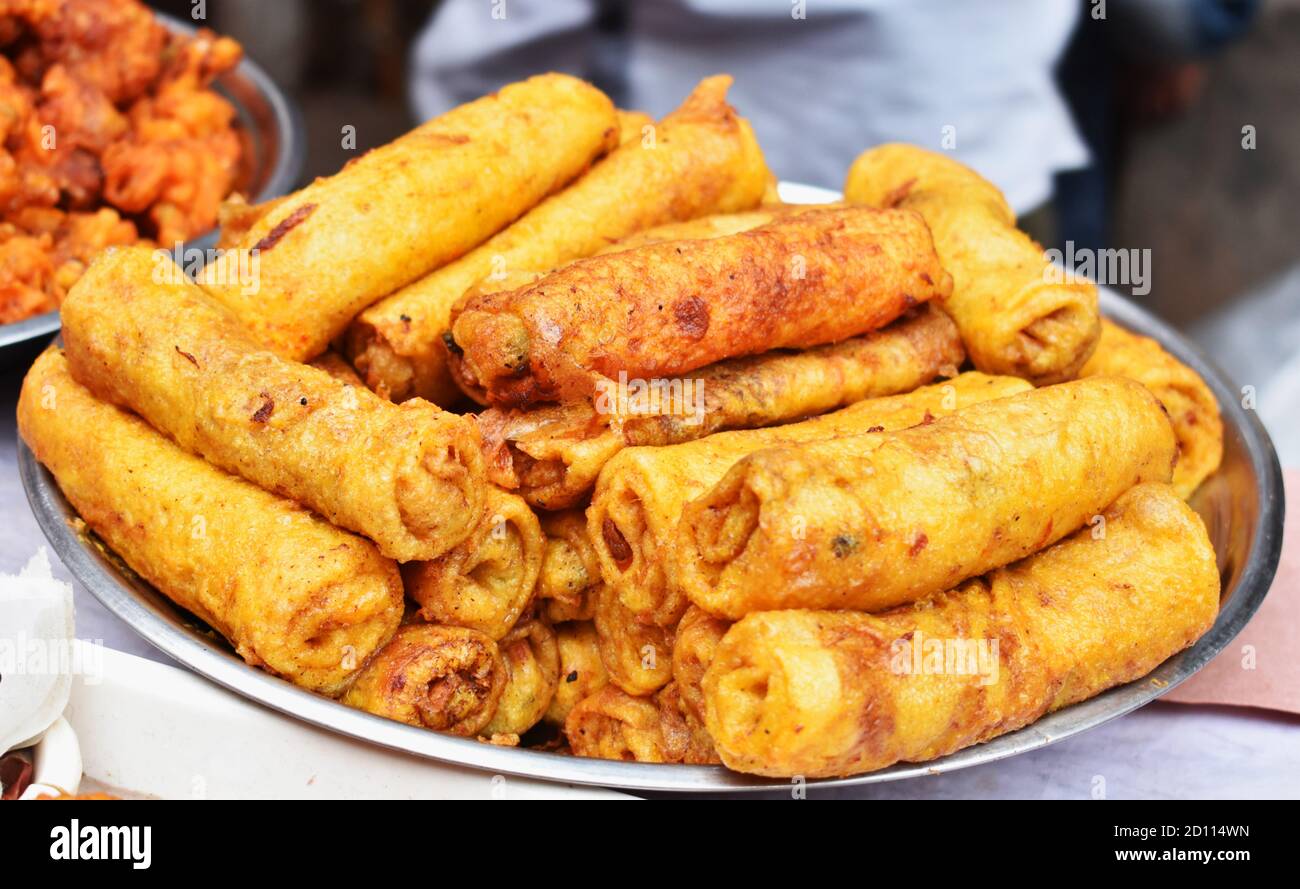 Delizioso involtino di pollo: Vista della spazzatura di strada da vicino a Old Dhaka Foto Stock