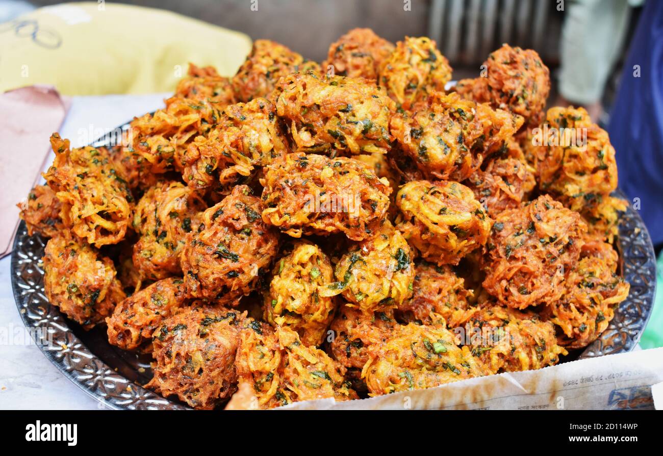Street cibo spazzatura closeup vista Old Dhaka: Famoso delizioso iftar voce frittura di verdure Foto Stock