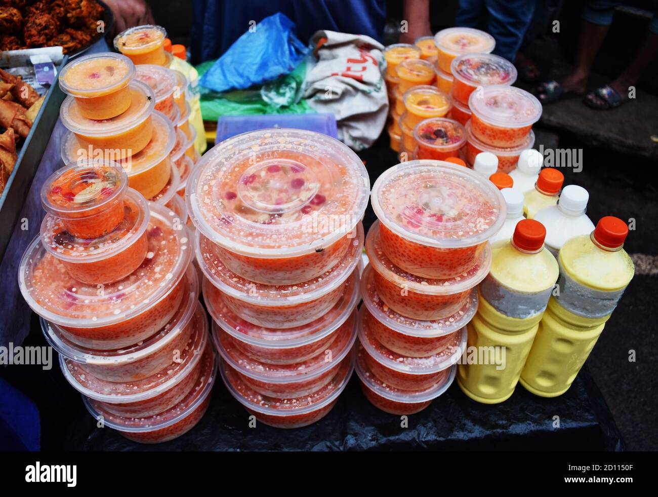 Old Dhaka Food: Riso rosso e yogurt in un negozio di strada, latte, batteri utilizzati per la produzione di yogurt Foto Stock