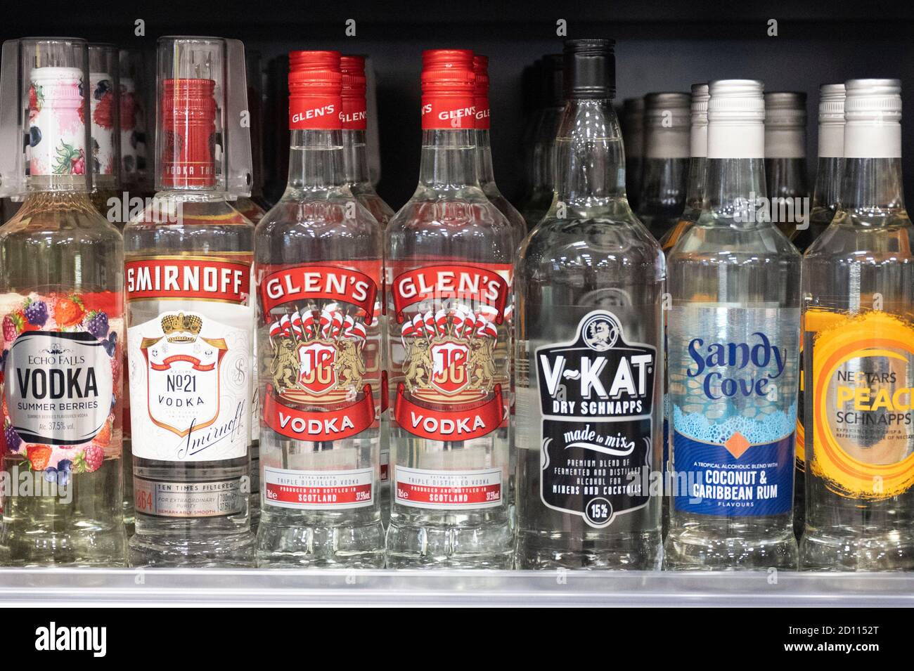 Bottiglie di vodka in vendita in un supermercato a Cardiff, Galles, Regno  Unito Foto stock - Alamy